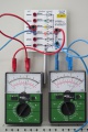 Quanten h-Bestimmung LED Versuchsaufbau Voltmeter Amperemeter LEDs.jpg