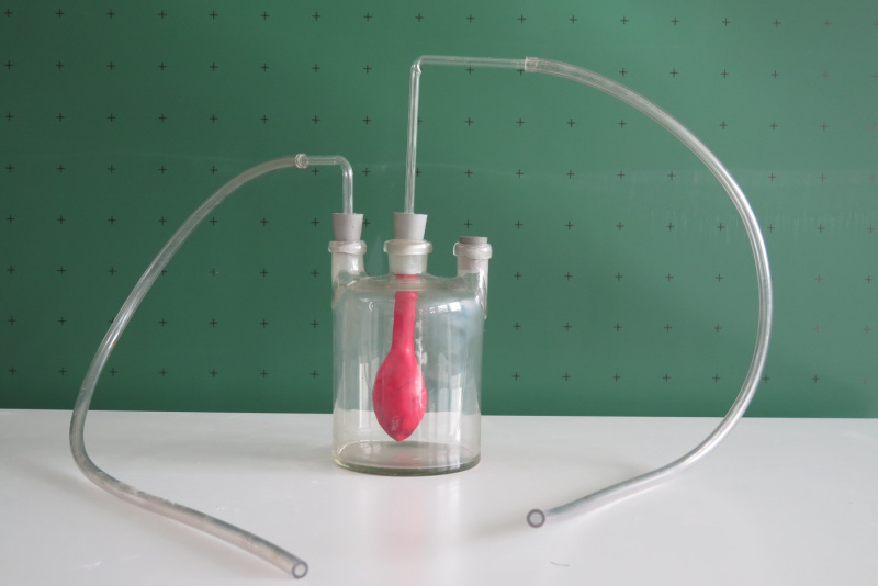 Datei:Versuch Druckunterschied Luftballon Aufbau klein.jpg