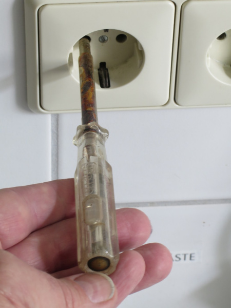 Datei:Phasenprüfer Phase ohne Finger klein.jpg