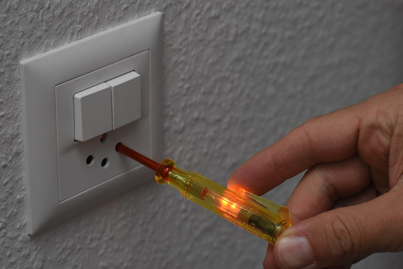 Datei:Phasenprüfer Spannungsprüfer Steckdose.jpg