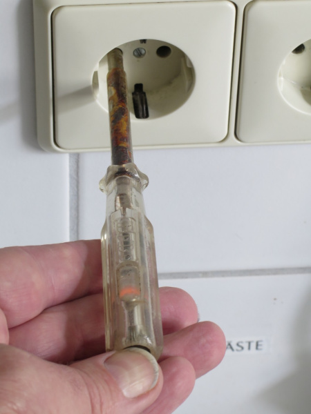 Datei:Phasenprüfer Phase klein.jpg